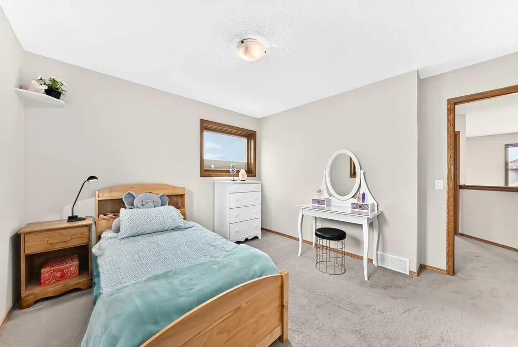 383 Edgebrook Rise NW Calgary AB T3A 5J8
