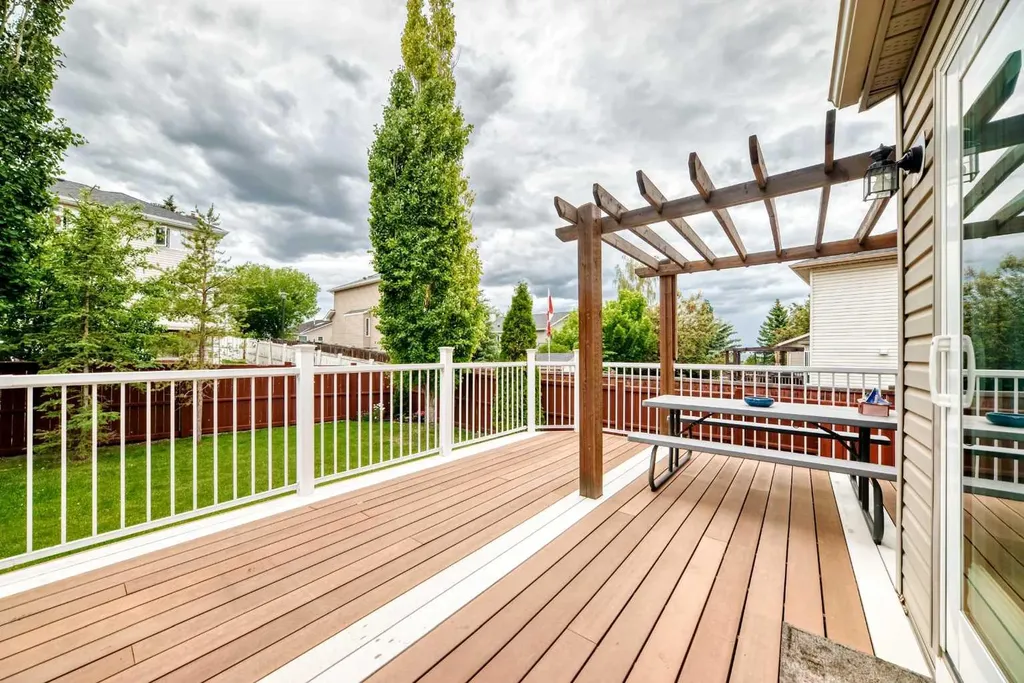 383 Edgebrook Rise NW Calgary AB T3A 5J8
