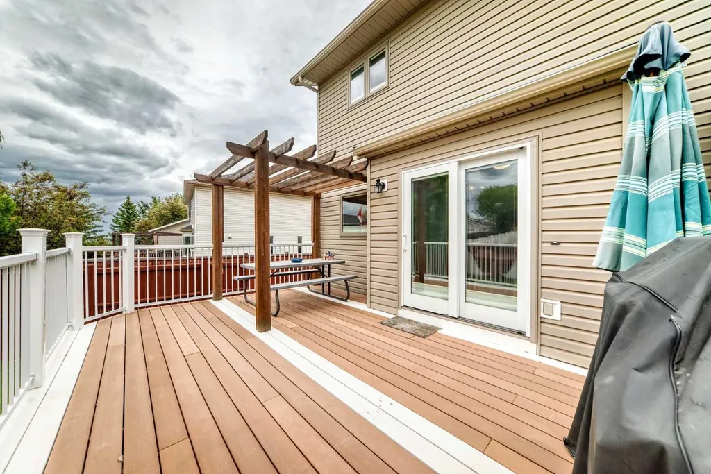 383 Edgebrook Rise NW Calgary AB T3A 5J8