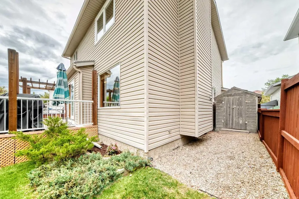 383 Edgebrook Rise NW Calgary AB T3A 5J8