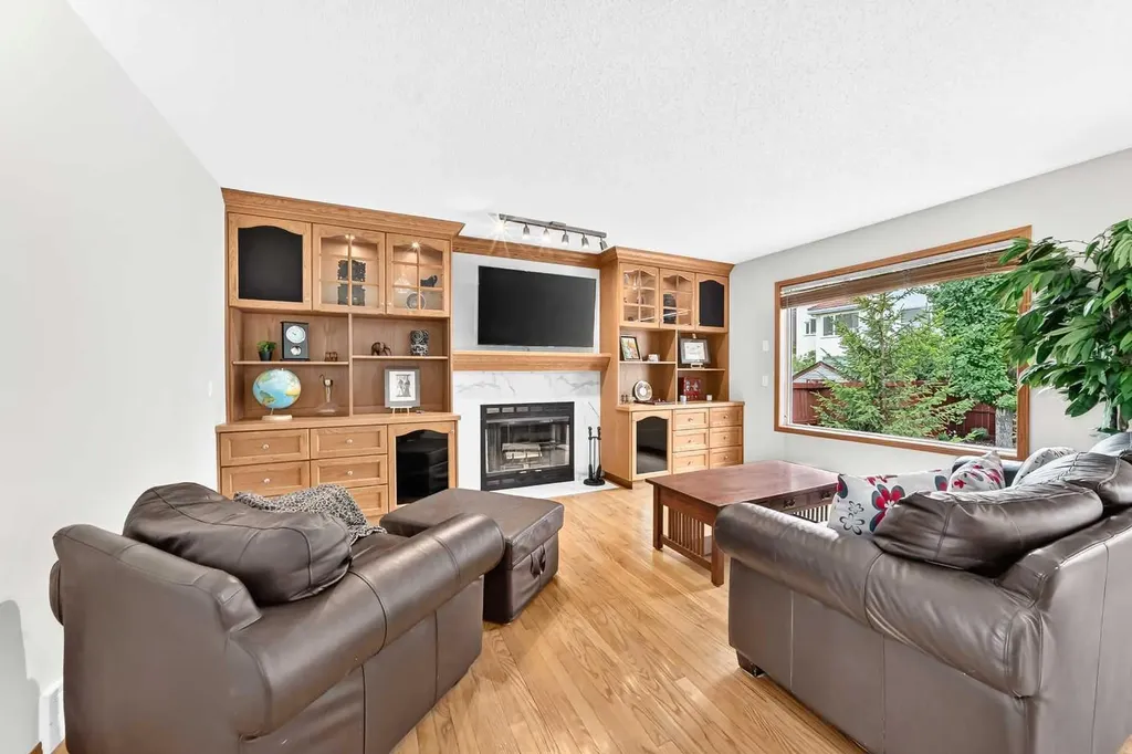 383 Edgebrook Rise NW Calgary AB T3A 5J8