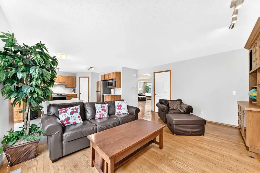 383 Edgebrook Rise NW Calgary AB T3A 5J8
