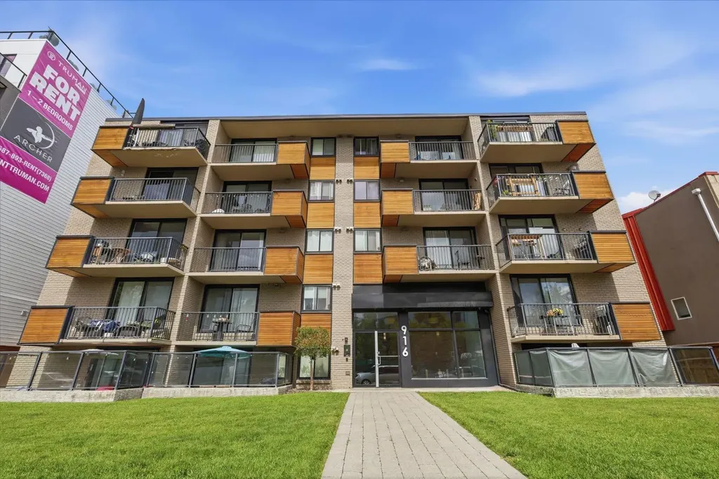 916 Memorial Drive NW Calgary AB T2N 3C9
