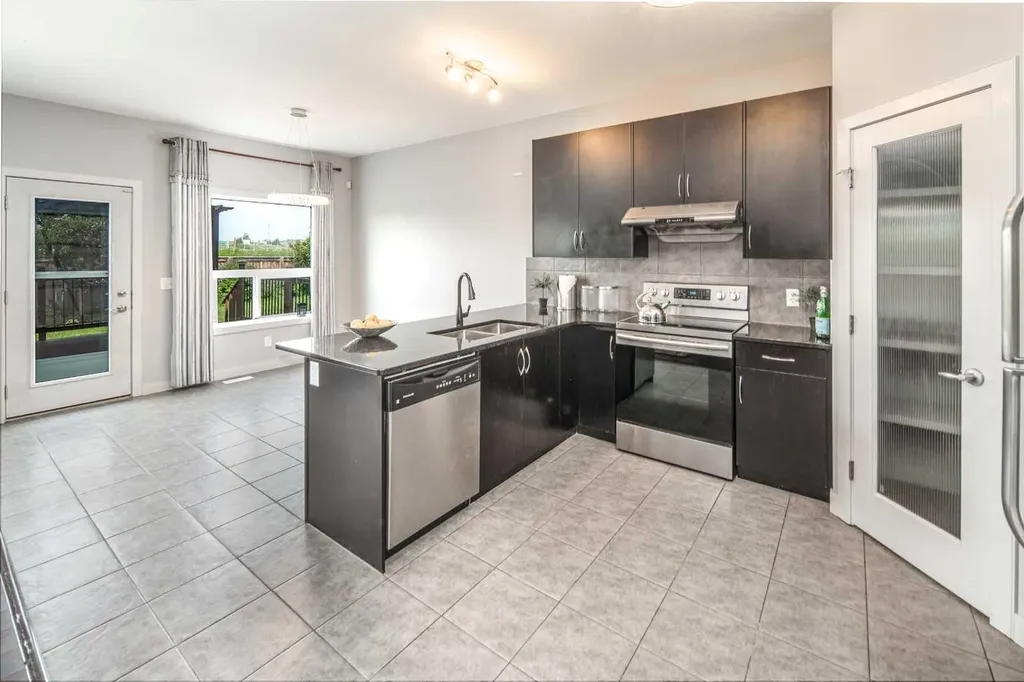 127 Everwoods Park SW Calgary AB T2Y 0G3