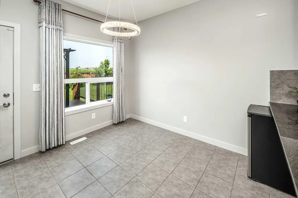 127 Everwoods Park SW Calgary AB T2Y 0G3