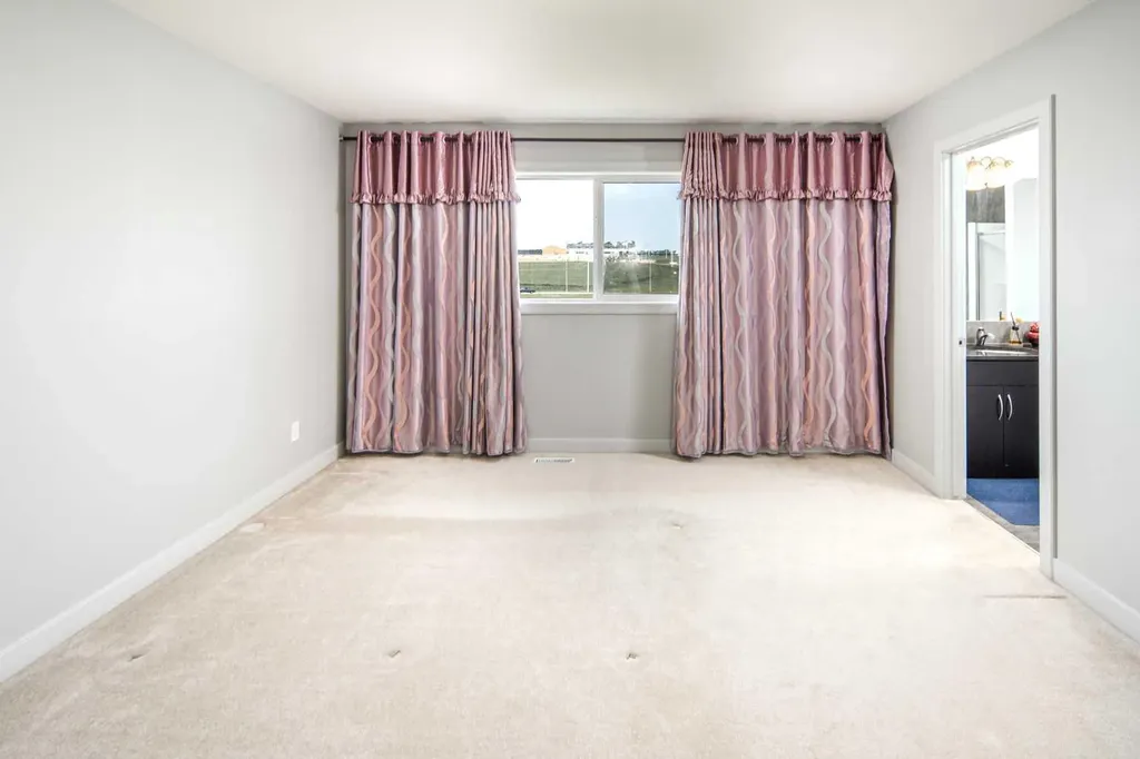 127 Everwoods Park SW Calgary AB T2Y 0G3