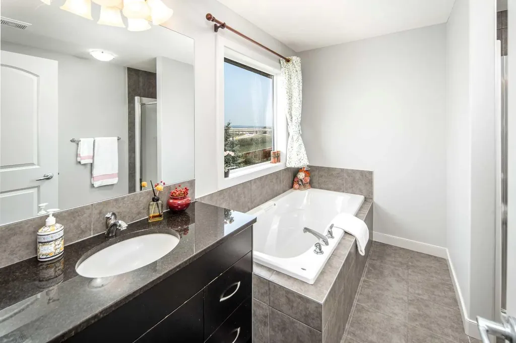 127 Everwoods Park SW Calgary AB T2Y 0G3