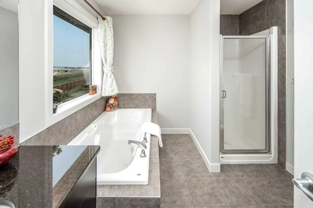 127 Everwoods Park SW Calgary AB T2Y 0G3