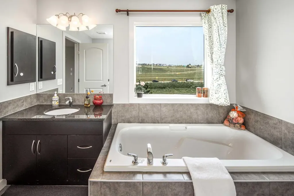 127 Everwoods Park SW Calgary AB T2Y 0G3