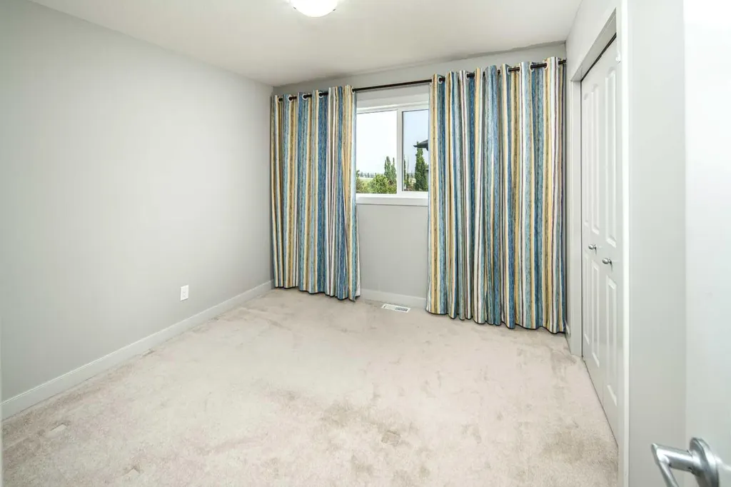 127 Everwoods Park SW Calgary AB T2Y 0G3
