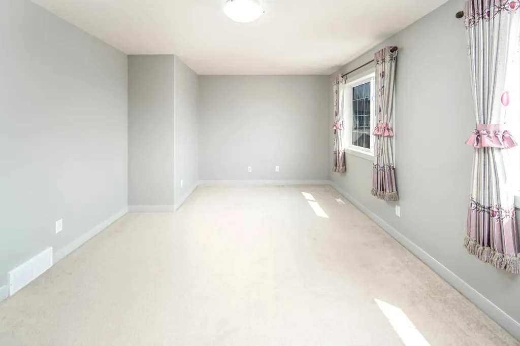 127 Everwoods Park SW Calgary AB T2Y 0G3