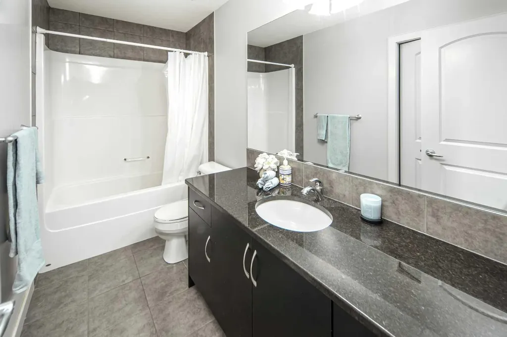127 Everwoods Park SW Calgary AB T2Y 0G3