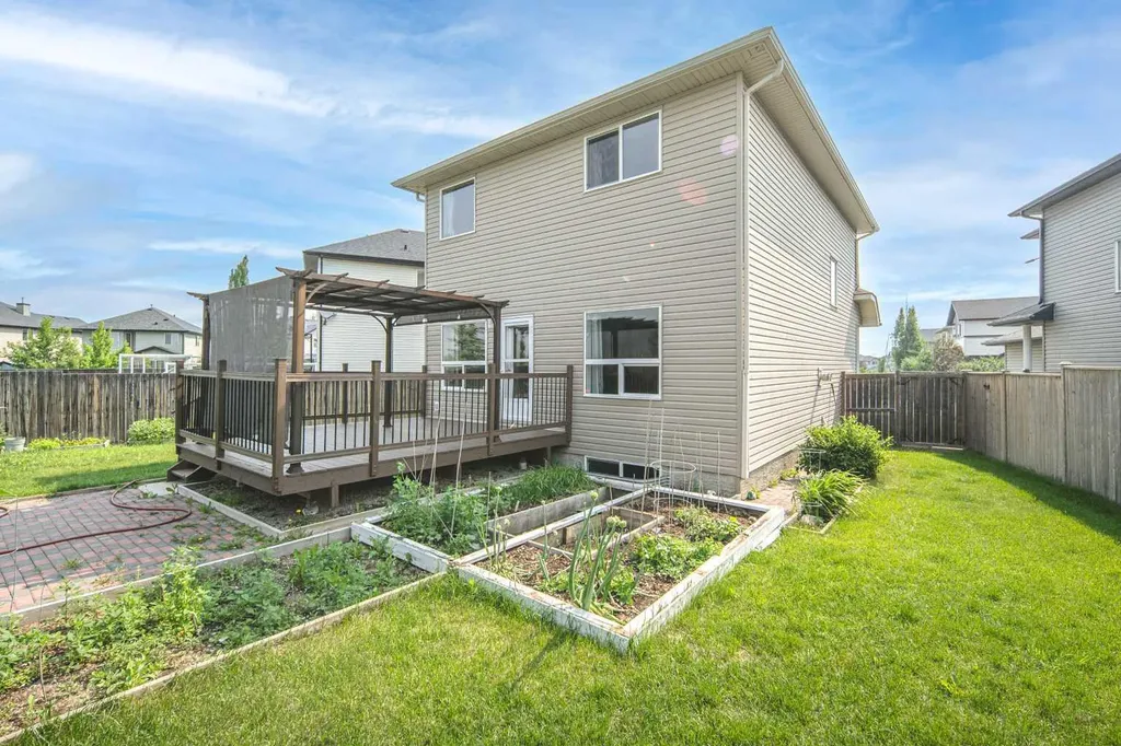 127 Everwoods Park SW Calgary AB T2Y 0G3