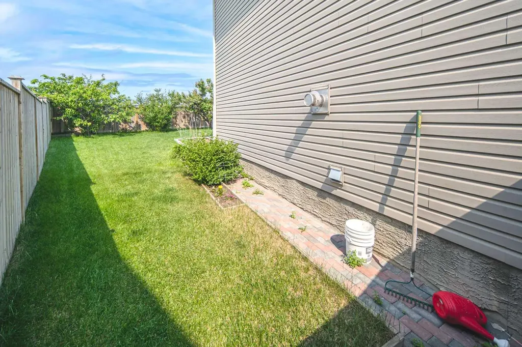127 Everwoods Park SW Calgary AB T2Y 0G3