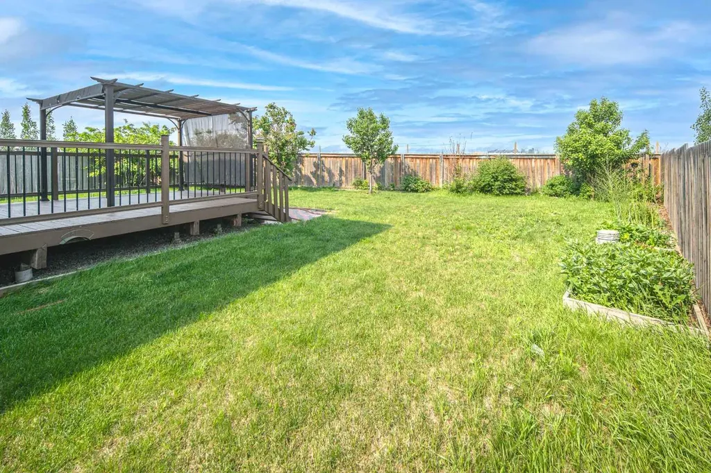 127 Everwoods Park SW Calgary AB T2Y 0G3