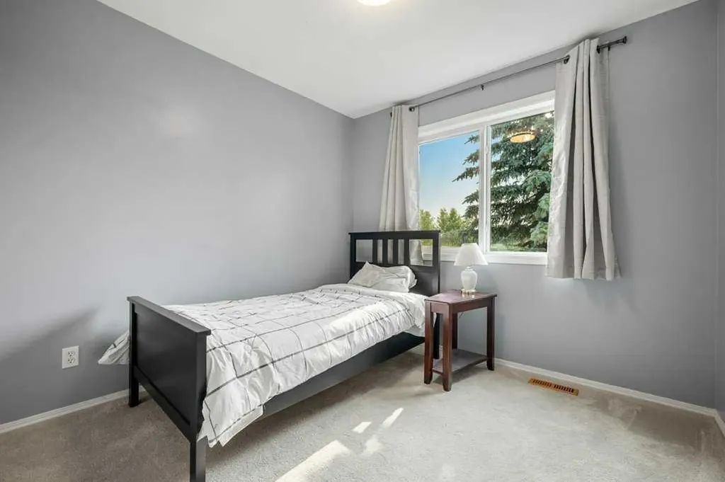 720 Willowbrook Road NW Airdrie AB T4B 2Y9
