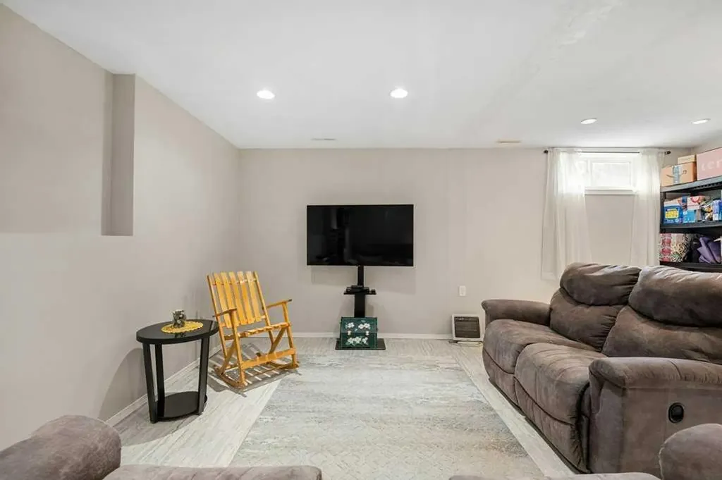 720 Willowbrook Road NW Airdrie AB T4B 2Y9