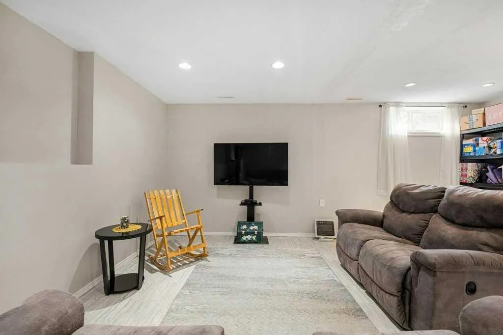 720 Willowbrook Road NW Airdrie AB T4B 2Y9