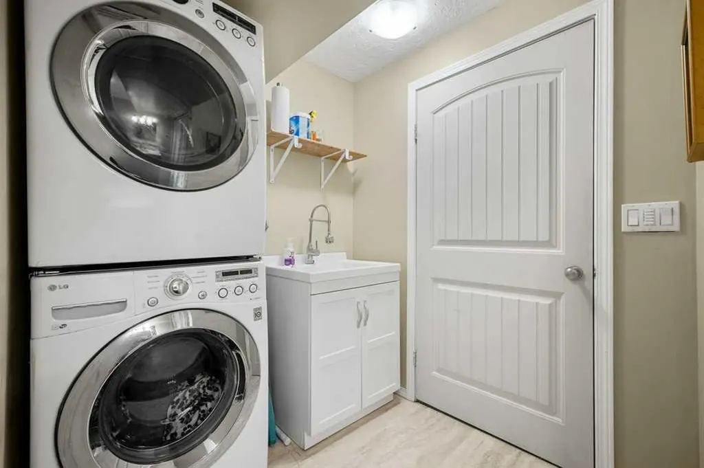 720 Willowbrook Road NW Airdrie AB T4B 2Y9