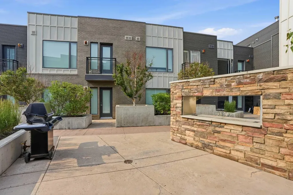 71 34 Avenue SW Calgary AB T2S 3H4
