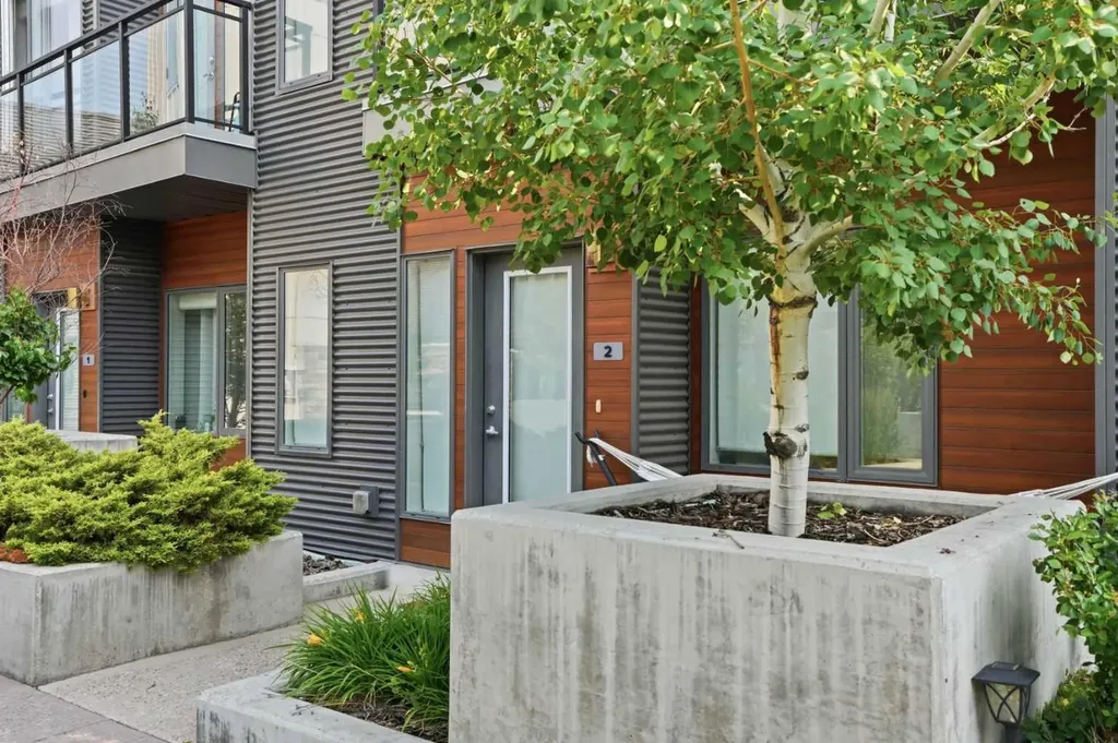 71 34 Avenue SW Calgary AB T2S 3H4