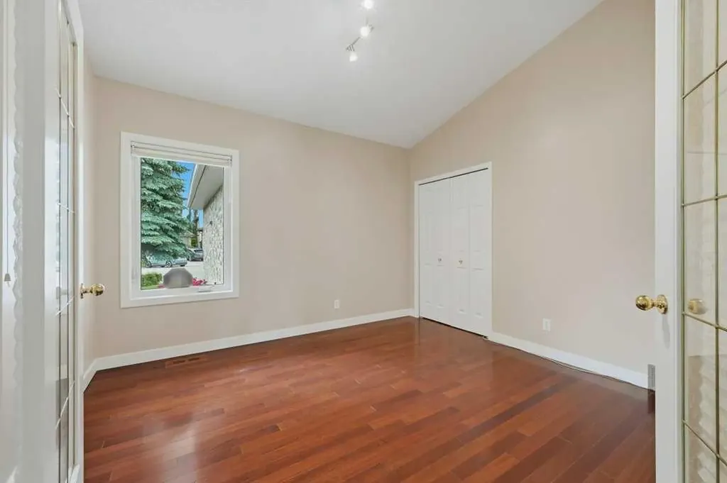 22 Varsity Estates Close NW Calgary AB T3B 5J2