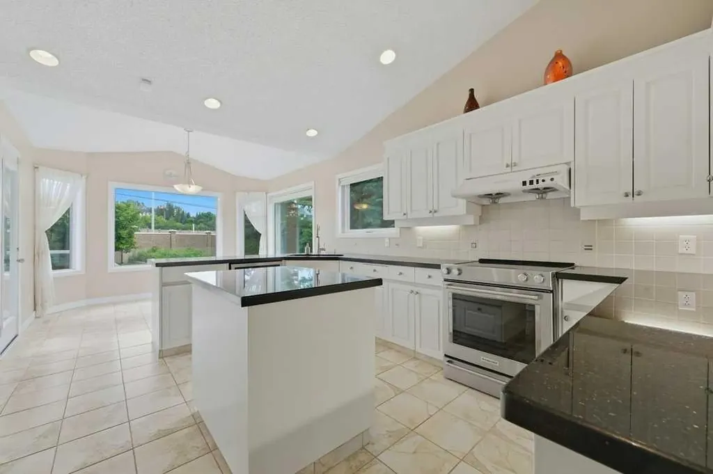 22 Varsity Estates Close NW Calgary AB T3B 5J2