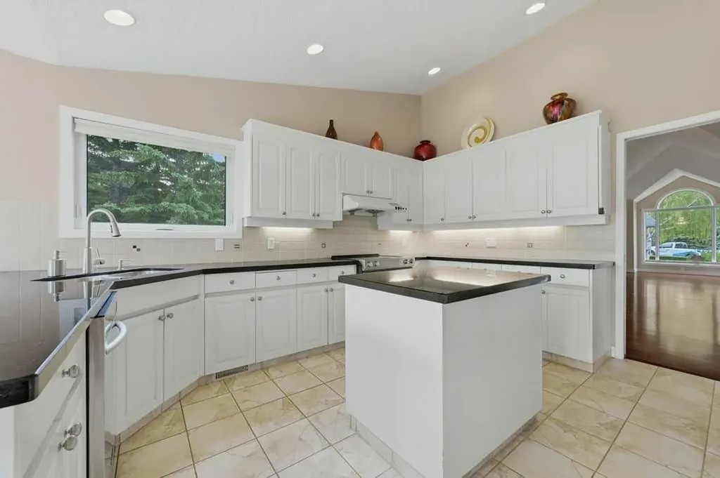 22 Varsity Estates Close NW Calgary AB T3B 5J2