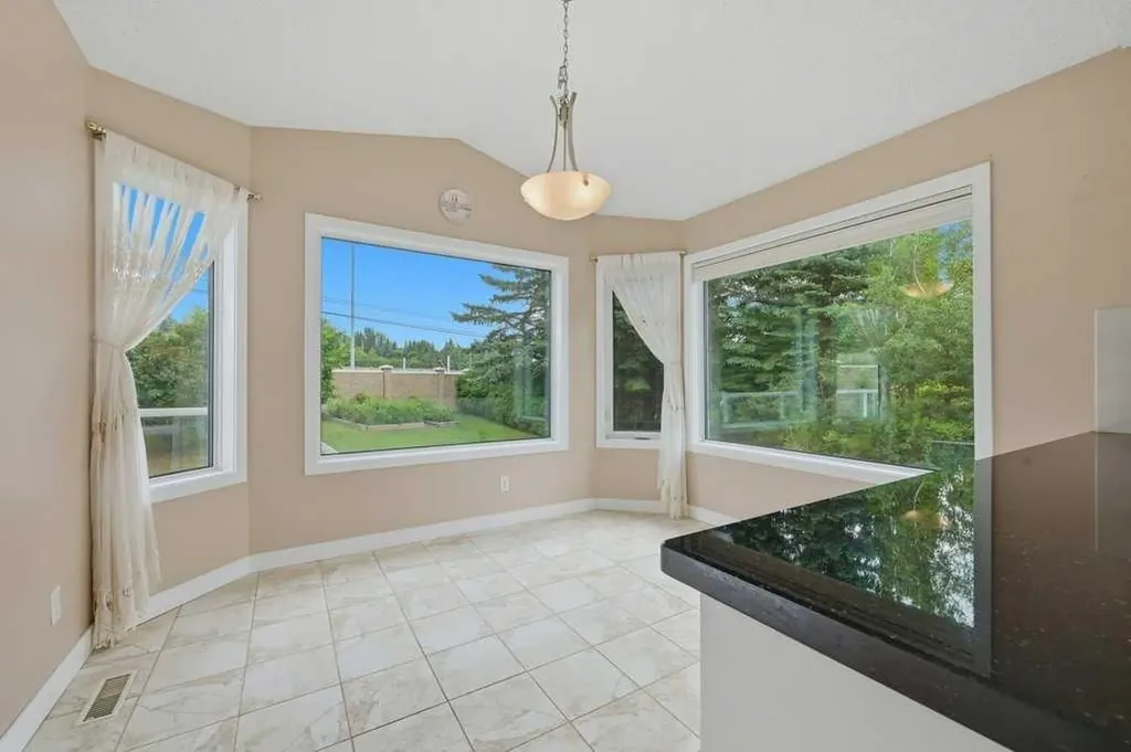 22 Varsity Estates Close NW Calgary AB T3B 5J2
