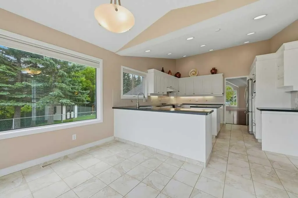 22 Varsity Estates Close NW Calgary AB T3B 5J2