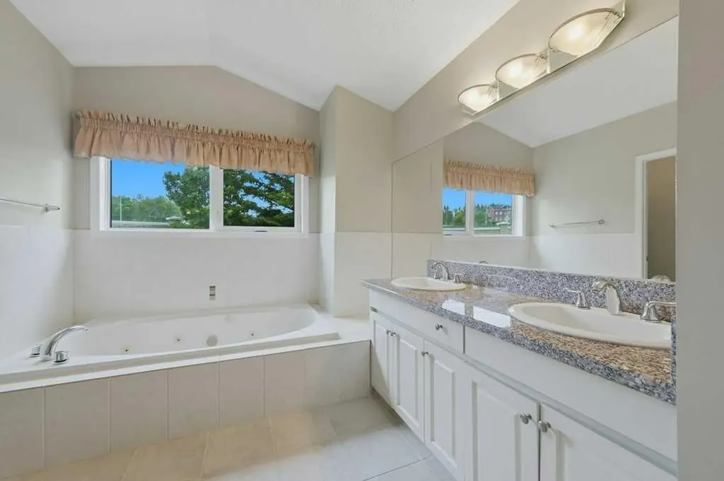22 Varsity Estates Close NW Calgary AB T3B 5J2