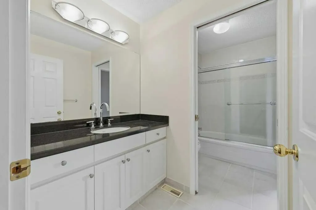 22 Varsity Estates Close NW Calgary AB T3B 5J2
