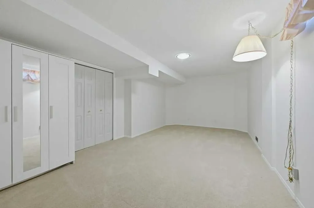 22 Varsity Estates Close NW Calgary AB T3B 5J2
