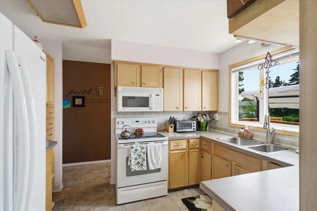9255 99 Avenue Grande Prairie AB T8V 3X4