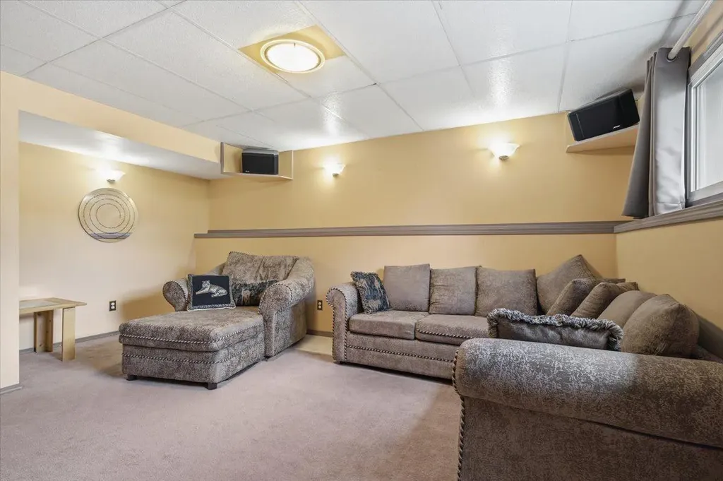 9255 99 Avenue Grande Prairie AB T8V 3X4