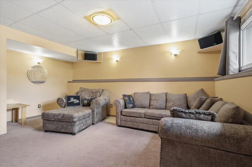 9255 99 Avenue Grande Prairie AB T8V 3X4