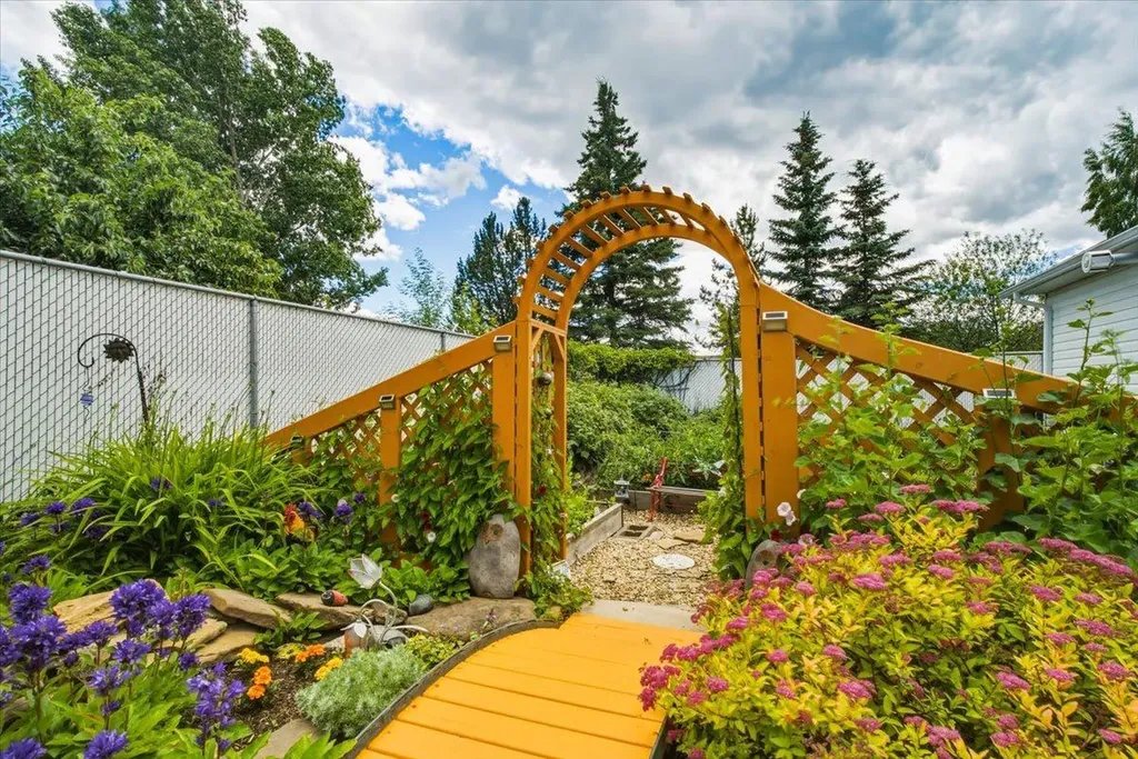 9255 99 Avenue Grande Prairie AB T8V 3X4