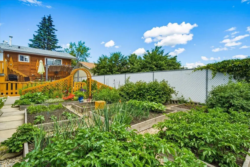 9255 99 Avenue Grande Prairie AB T8V 3X4