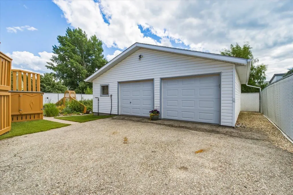 9255 99 Avenue Grande Prairie AB T8V 3X4