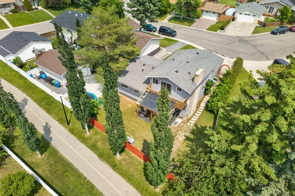 12 Berkley Place NW Calgary AB T3K 1A7