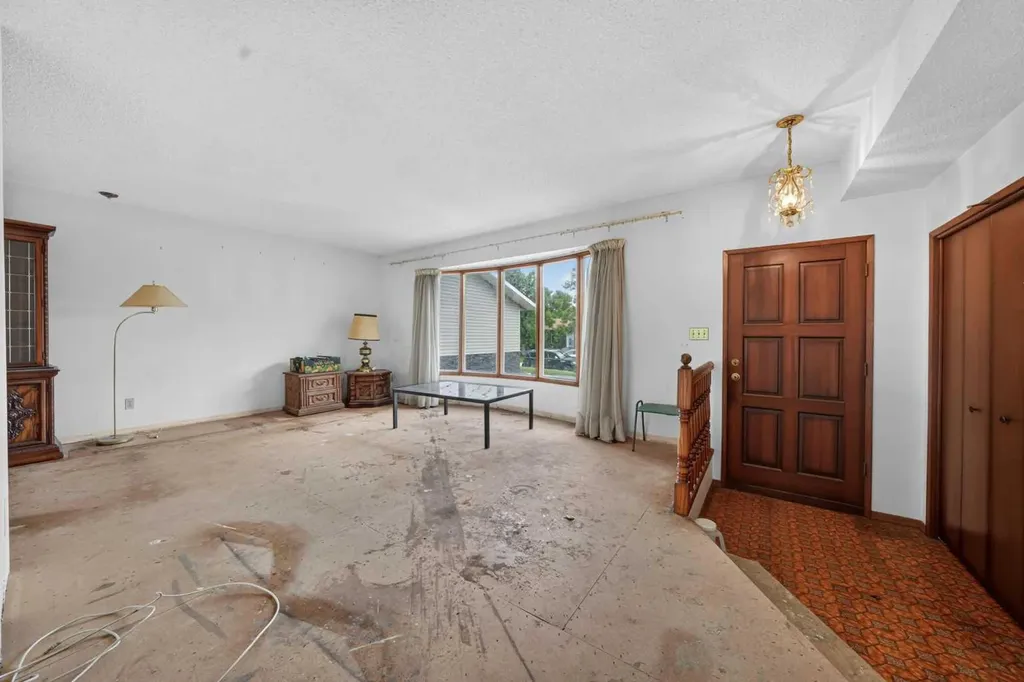 12 Berkley Place NW Calgary AB T3K 1A7