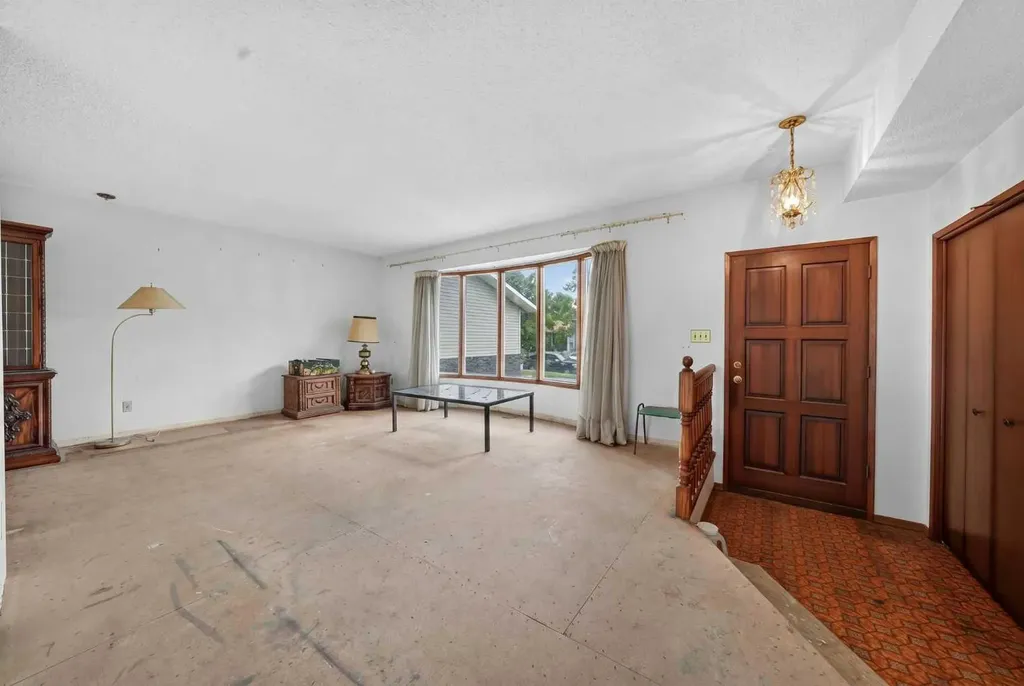 12 Berkley Place NW Calgary AB T3K 1A7