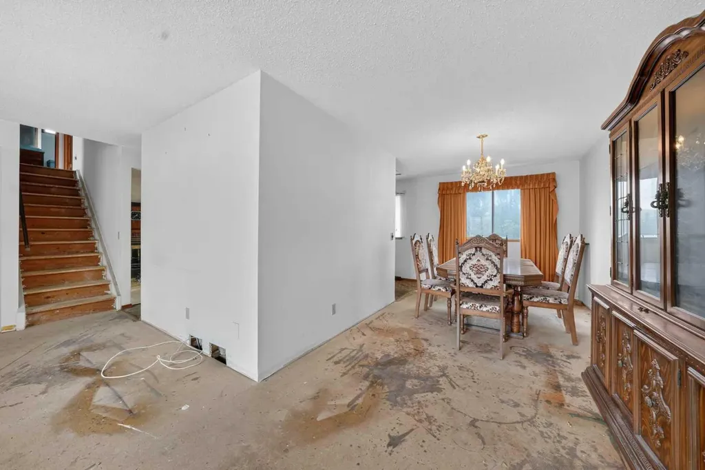 12 Berkley Place NW Calgary AB T3K 1A7