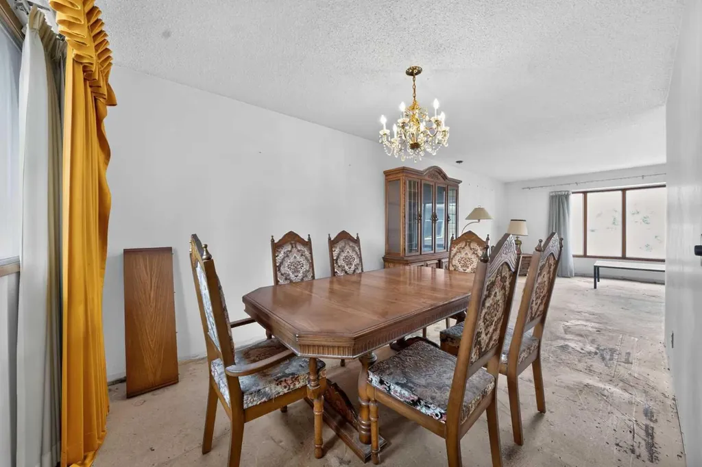 12 Berkley Place NW Calgary AB T3K 1A7