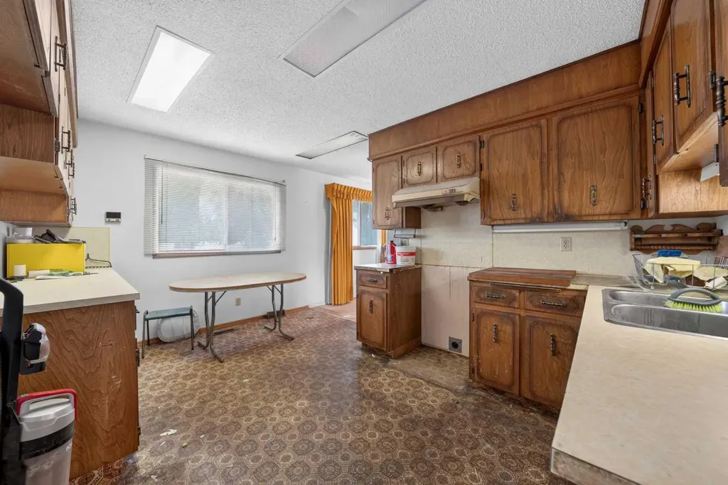 12 Berkley Place NW Calgary AB T3K 1A7