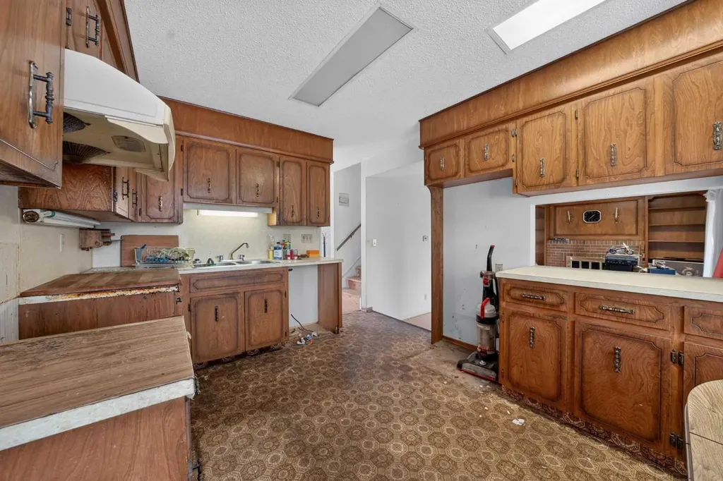 12 Berkley Place NW Calgary AB T3K 1A7