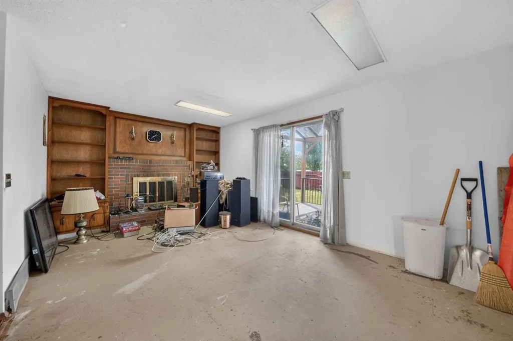 12 Berkley Place NW Calgary AB T3K 1A7