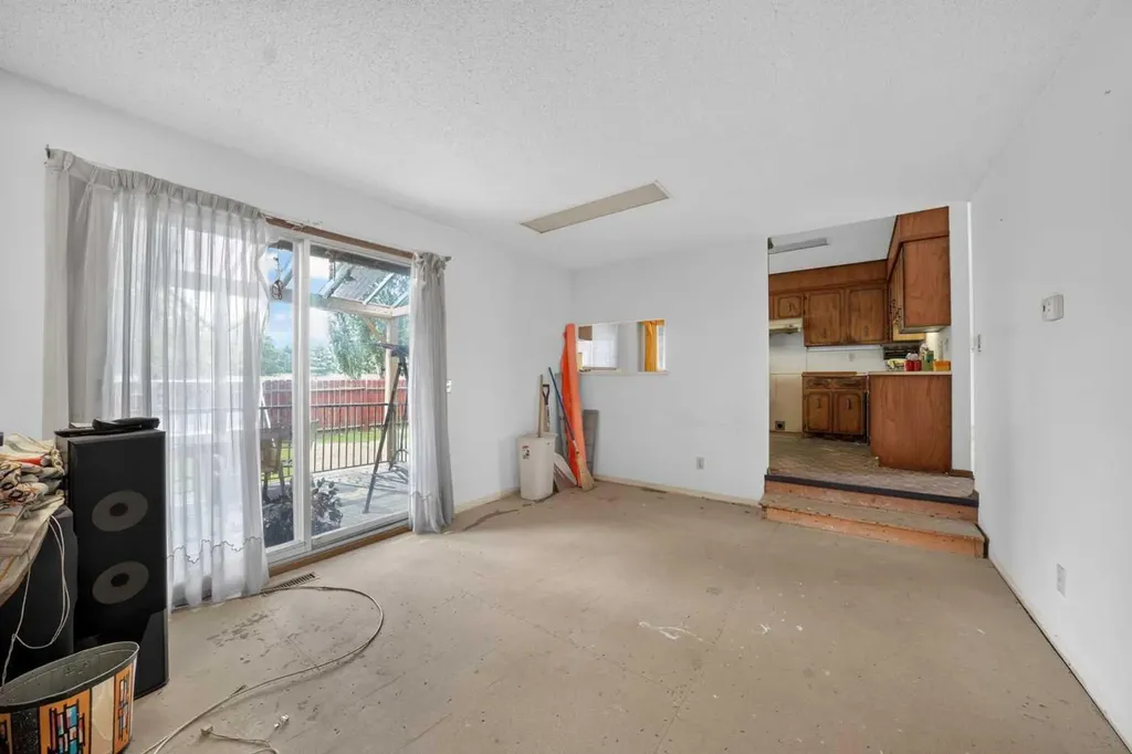 12 Berkley Place NW Calgary AB T3K 1A7