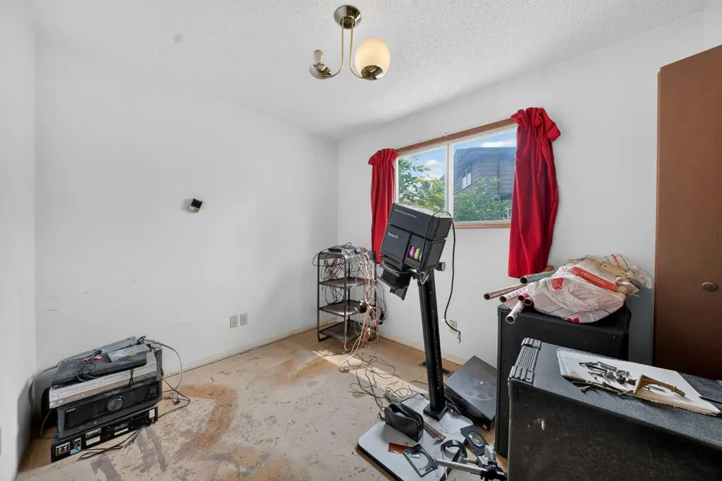 12 Berkley Place NW Calgary AB T3K 1A7