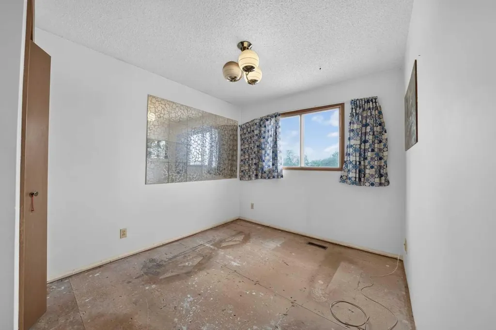 12 Berkley Place NW Calgary AB T3K 1A7